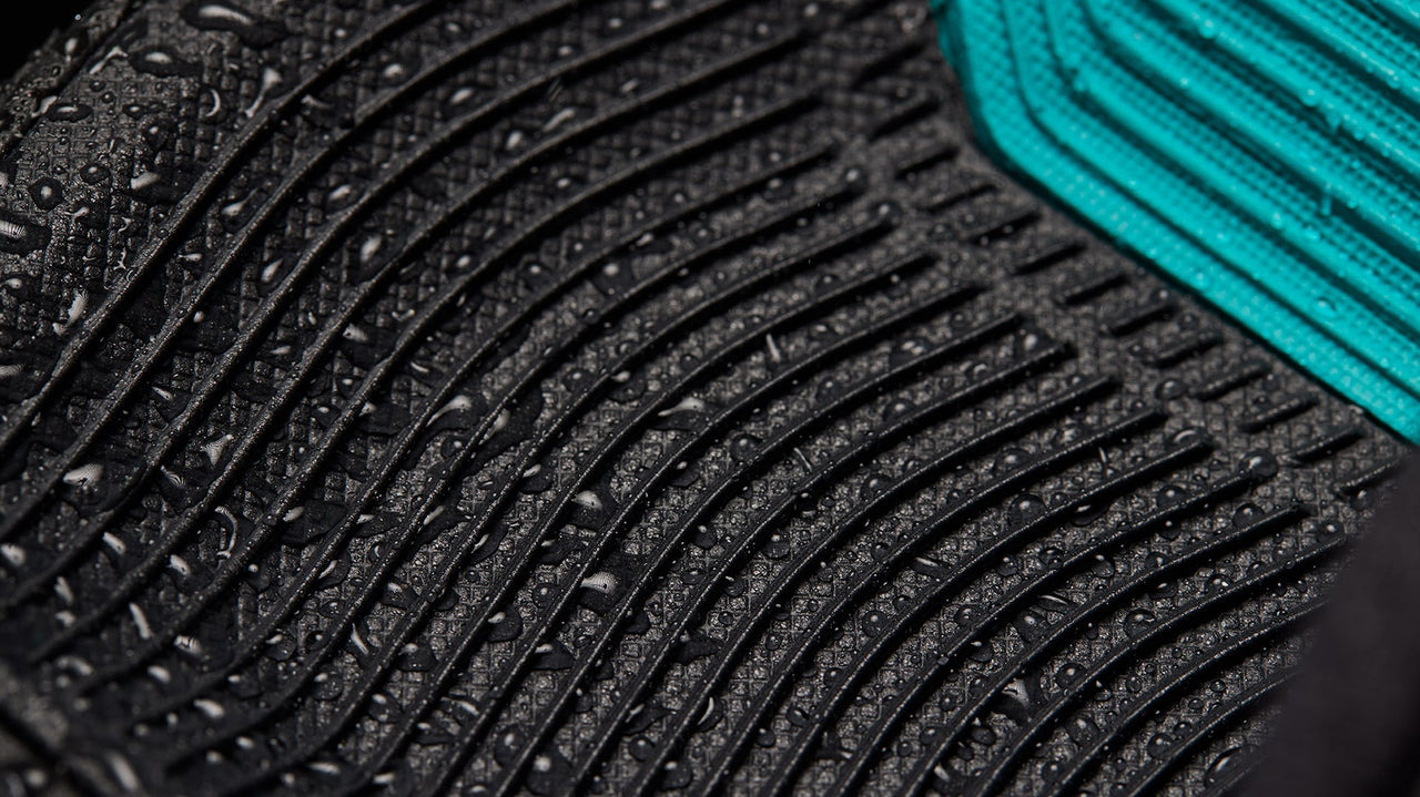Locked-in hold and grip when wet. image