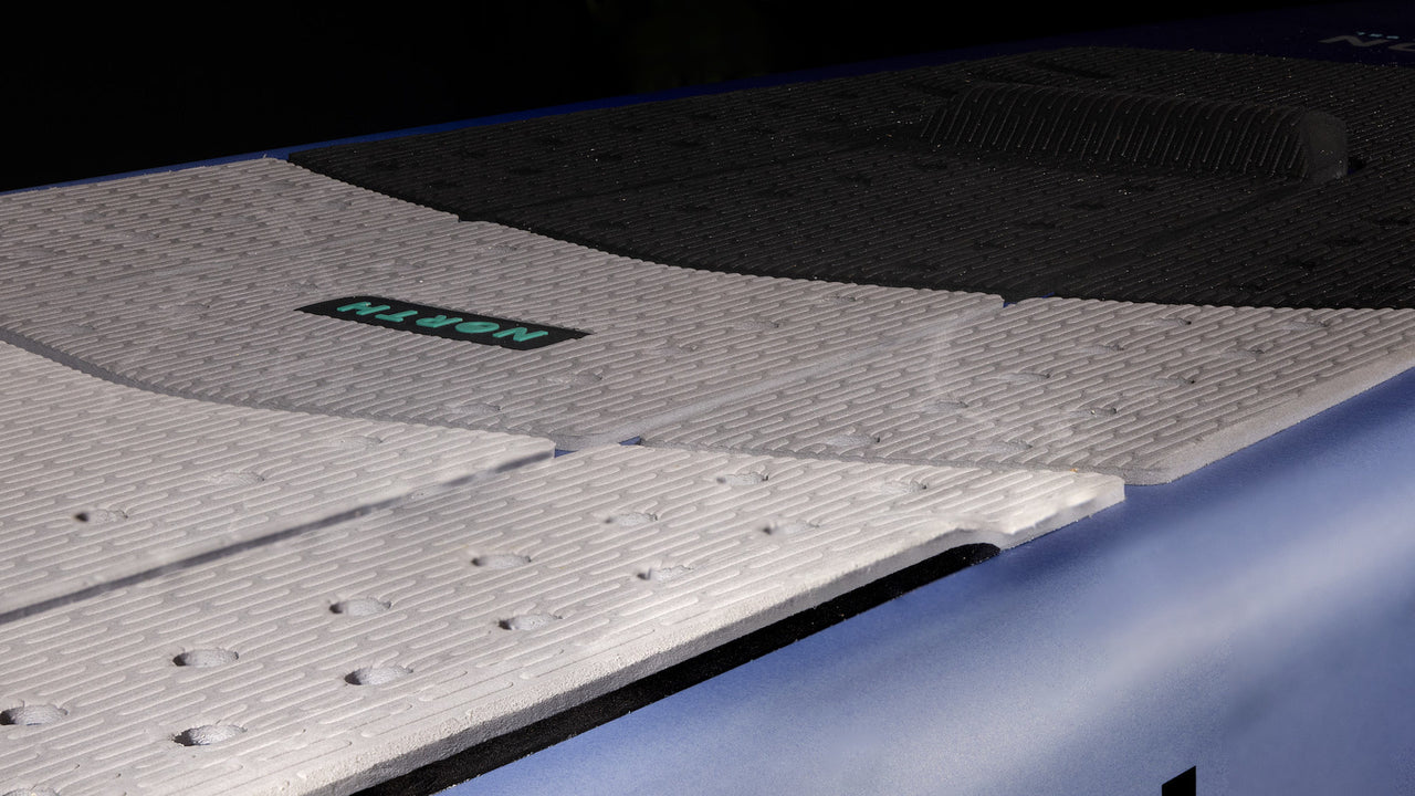 Horizon Downwind Foil Board - Max traction deckgrip and centre kickpad technology